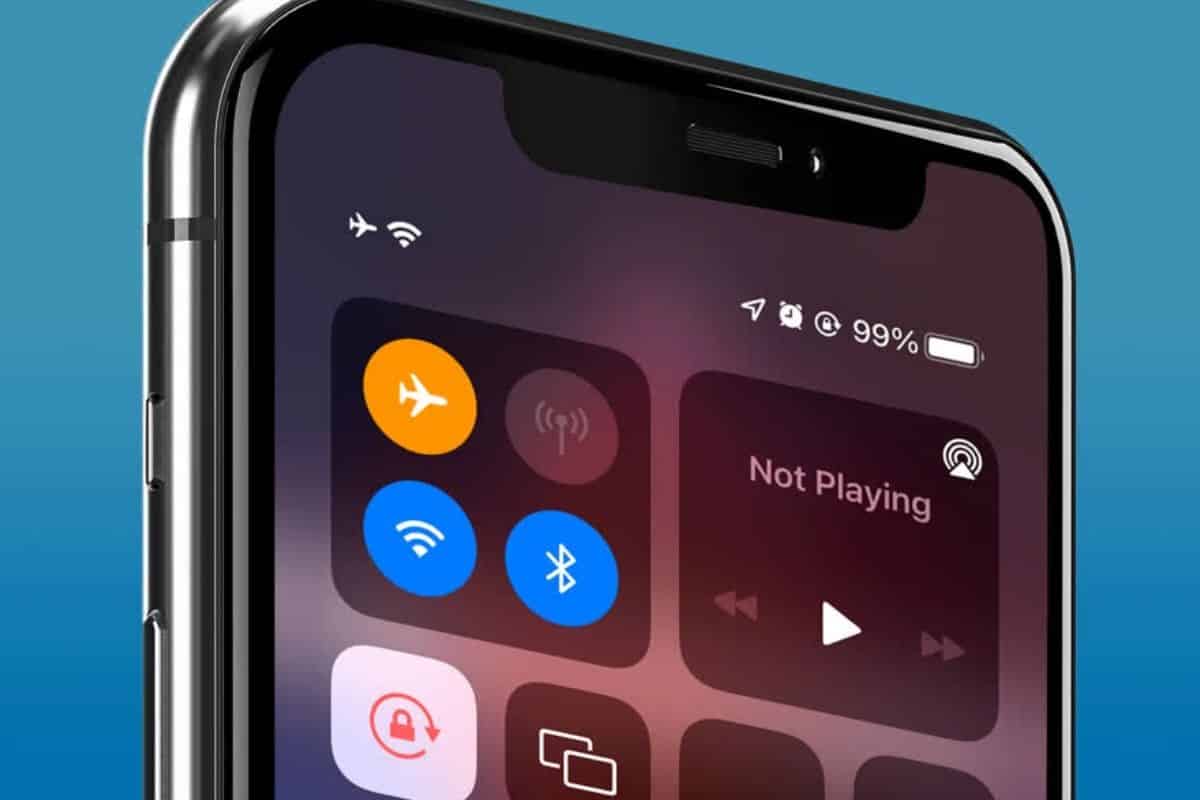 Cosa succede davvero se non metti il telefono in modalità aereo durante un volo?