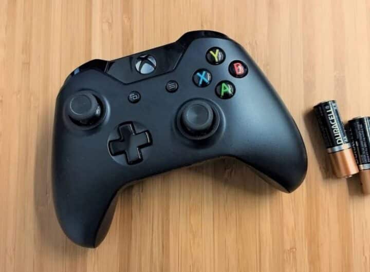 Il mistero delle pile AA: perché i controller Xbox usano ancora le batterie (mentre PS e Switch hanno le ricaricabili)