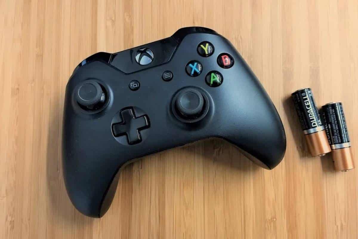 Il mistero delle pile AA: perché i controller Xbox usano ancora le batterie (mentre PS e Switch hanno le ricaricabili)