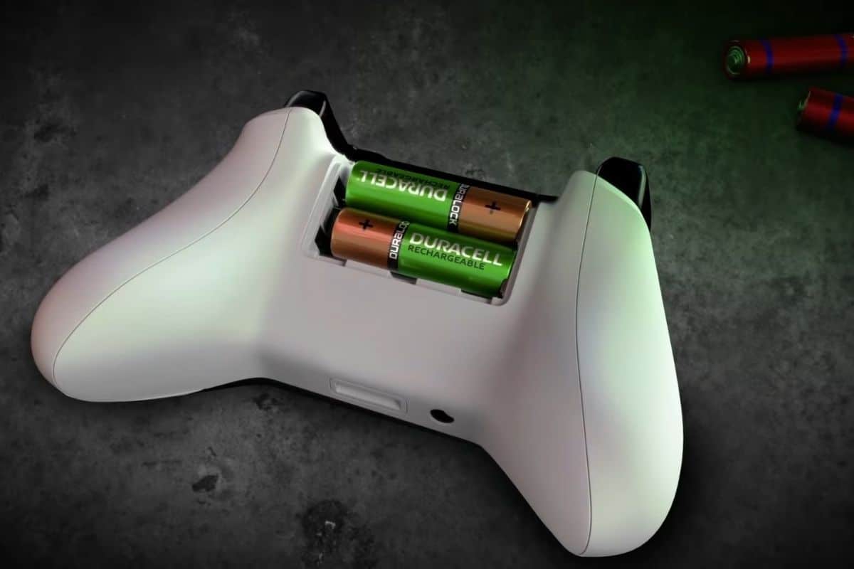 Il mistero delle pile AA: perché i controller Xbox usano ancora le batterie (mentre PS e Switch hanno le ricaricabili)