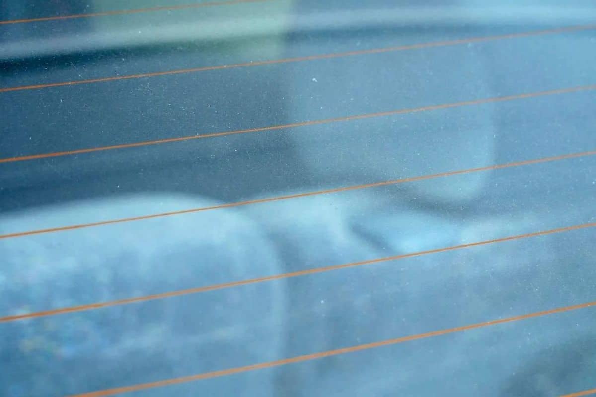 Non solo fili: la tecnologia nascosta nel lunotto termico della tua auto