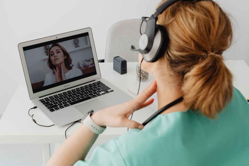 Certificato medico per assenza da lavoro, si farà direttamente online: cambia tutto