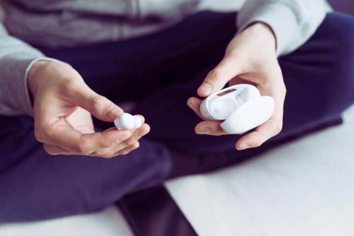 Per quante ore si dovrebbero usare cuffie e auricolari