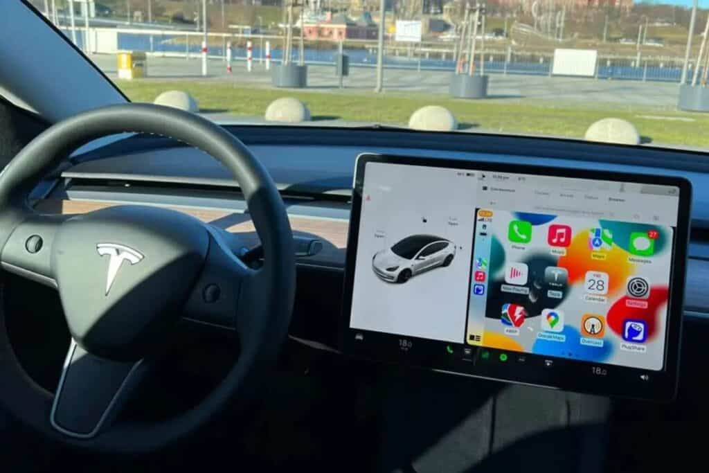 Tesla cede alla pressione? Le indiscrezioni su Apple CarPlay e la reazione (scontata) degli automobilisti