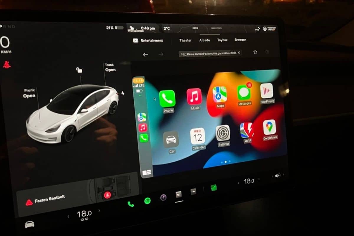 Tesla cede alla pressione? Le indiscrezioni su Apple CarPlay e la reazione (scontata) degli automobilisti
