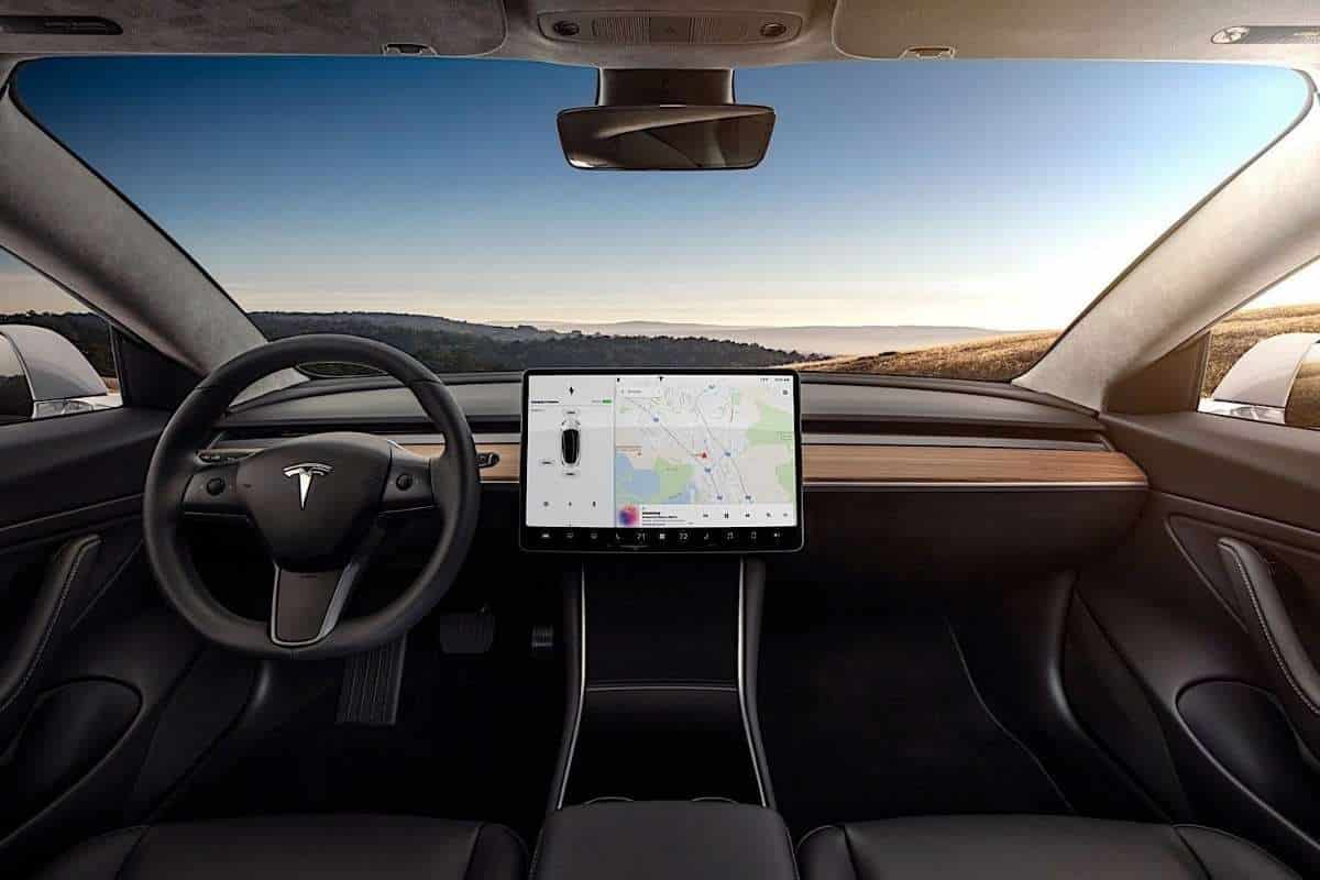 Tesla cede alla pressione? Le indiscrezioni su Apple CarPlay e la reazione (scontata) degli automobilisti