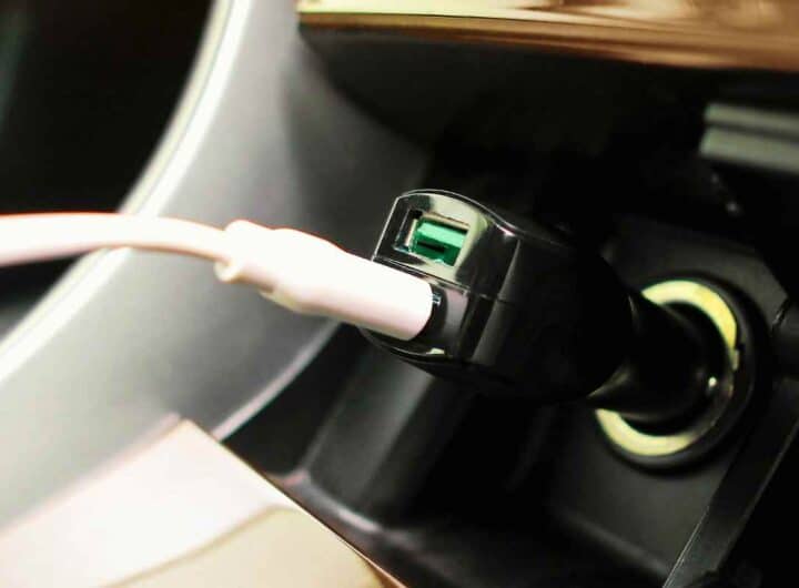 Se colleghi lo smartphone alla porta USB dovresti smettere subito