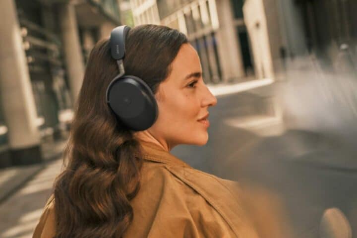 Jabra-Evolve3-lifestyle