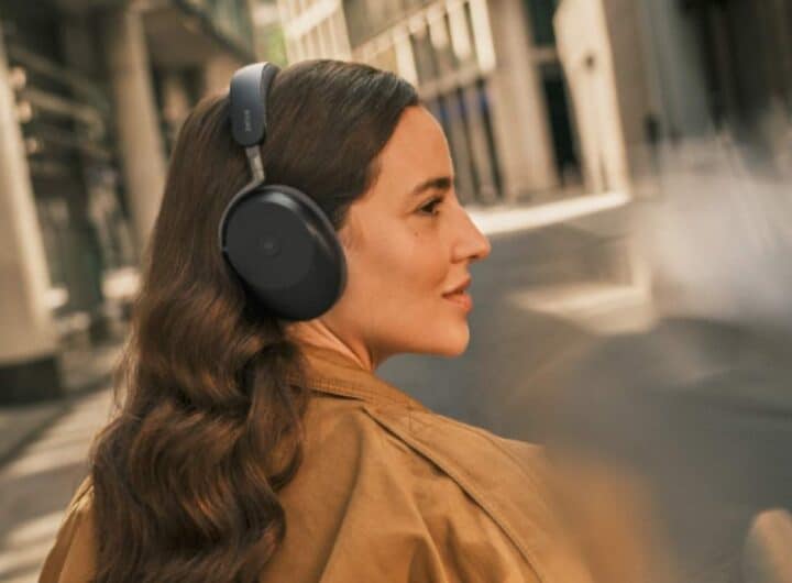 Jabra-Evolve3-lifestyle