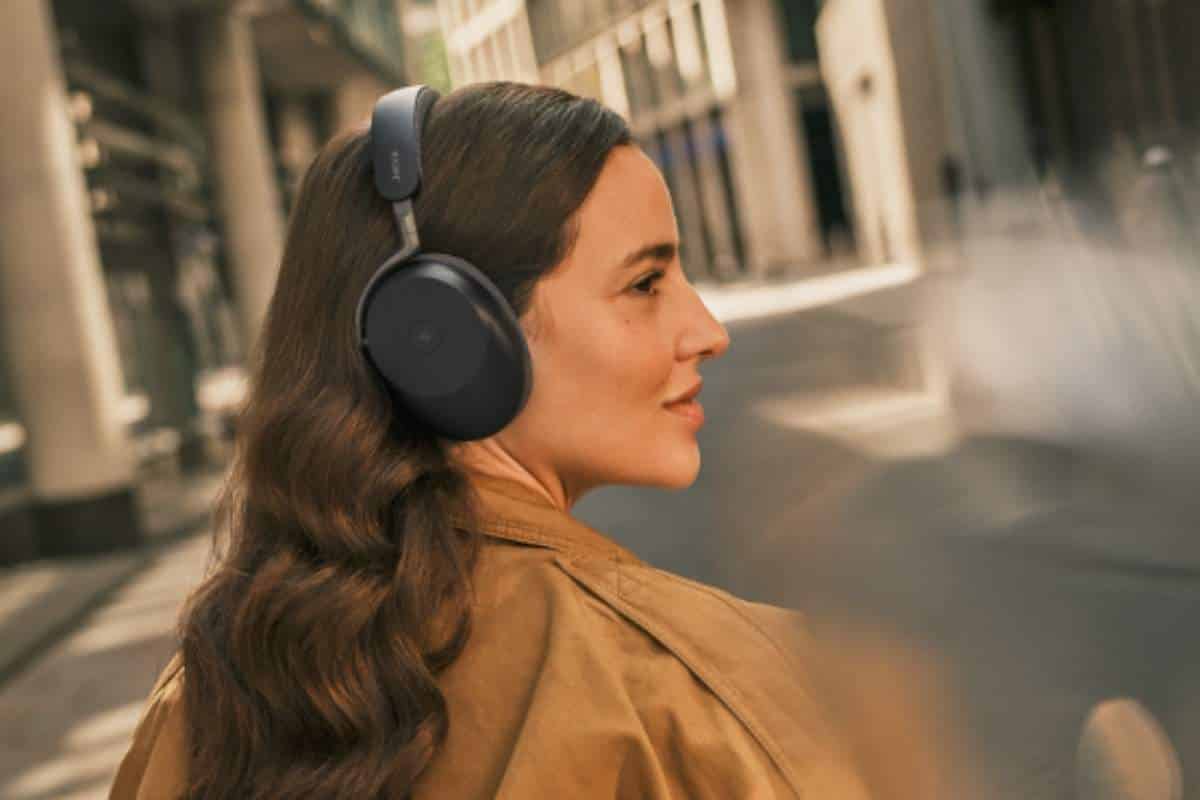 Jabra-Evolve3-lifestyle