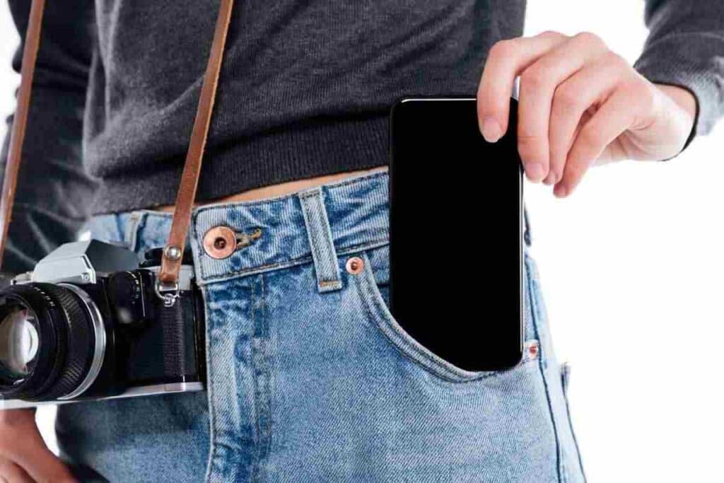 Se metti il telefono in tasca lo stai lentamente distruggendo