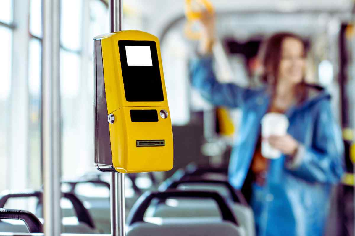 Se paghi il biglietto dei mezzi con carta ti svuotano il conto