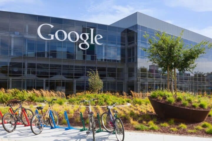 Google blocca le fake review con l'AI