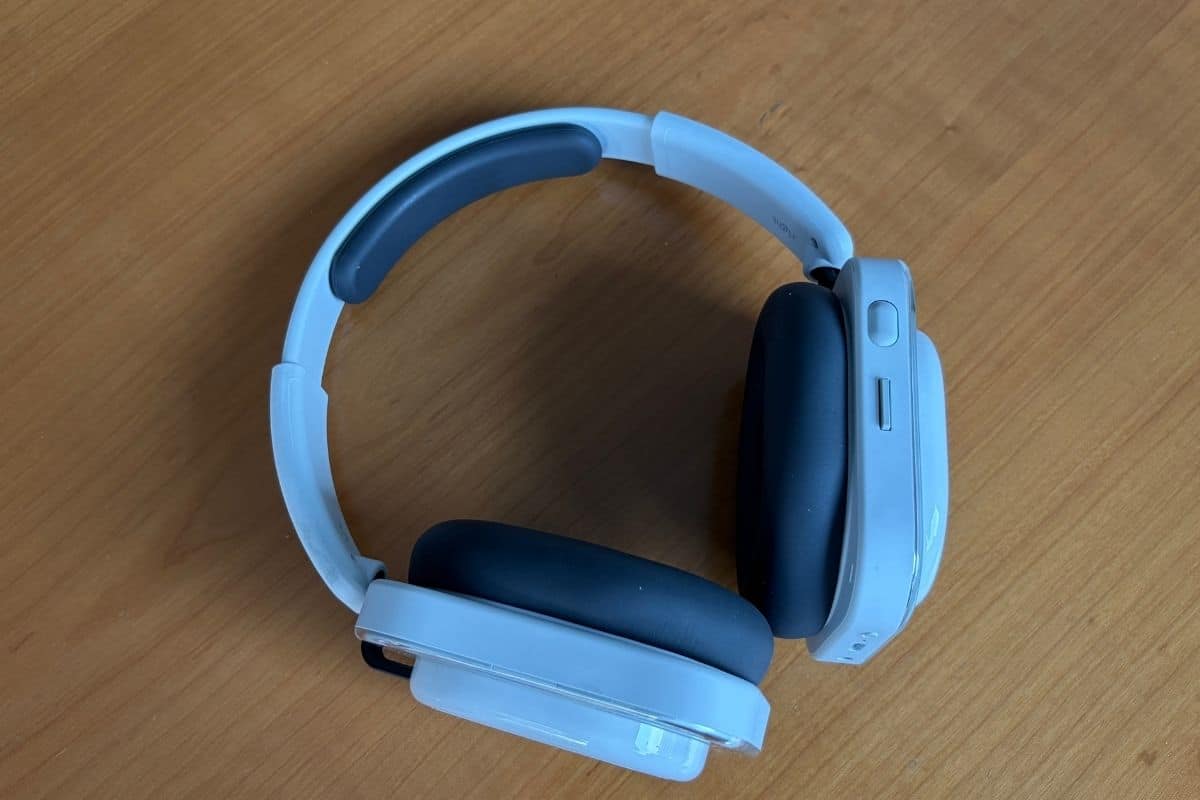 Nothing Headphone (a) in colorazione White: vista dall'alto con l'archetto ripiegato, si nota la qualità delle coppe auricolari e il profilo squadrato del padiglione. (mistergadget.tech)