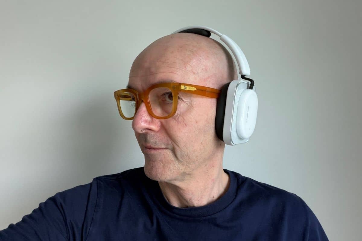 Nothing Headphone (a) White indossate durante il test: il fit è confortevole anche su chi porta occhiali, e il padiglione si adatta bene alla forma della testa. (mistergadget.tech)