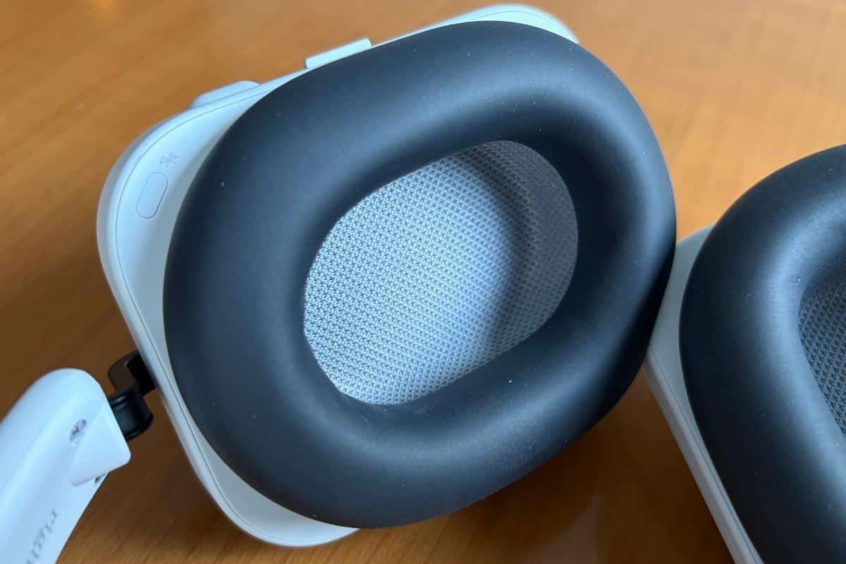 Il dettaglio interno delle coppe auricolari di Nothing Headphone (a): il memory foam a contatto con l'orecchio è morbido e ben sagomato, con griglia protettiva del driver in primo piano. (mistergadget.tech)