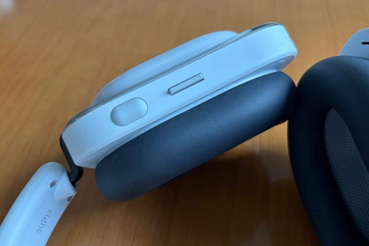 I controlli fisici sul padiglione destro di Nothing Headphone (a): il Roller per il volume e il Button personalizzabile, due tasti meccanici che fanno la differenza nell'uso quotidiano. (mistergadget.tech)