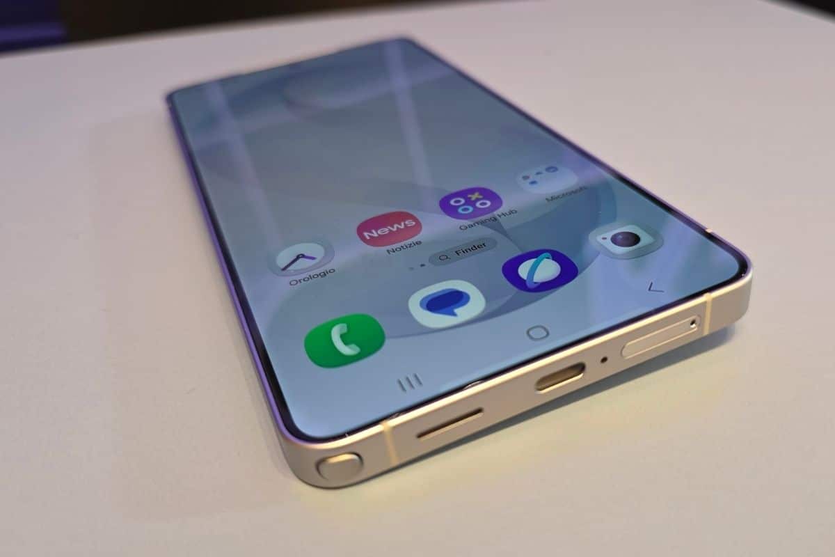 Samsung Galaxy S26: il profilo inferiore