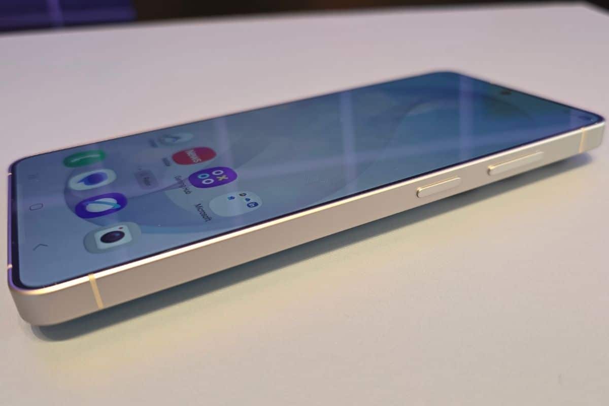 Galaxy S26 di profilo