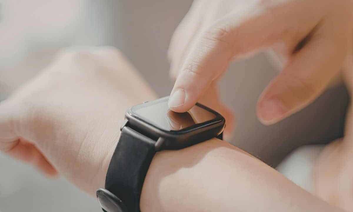 Sai perché gli smartwatch emettono quella luce verde per il battito cardiaco? Non lo immagini