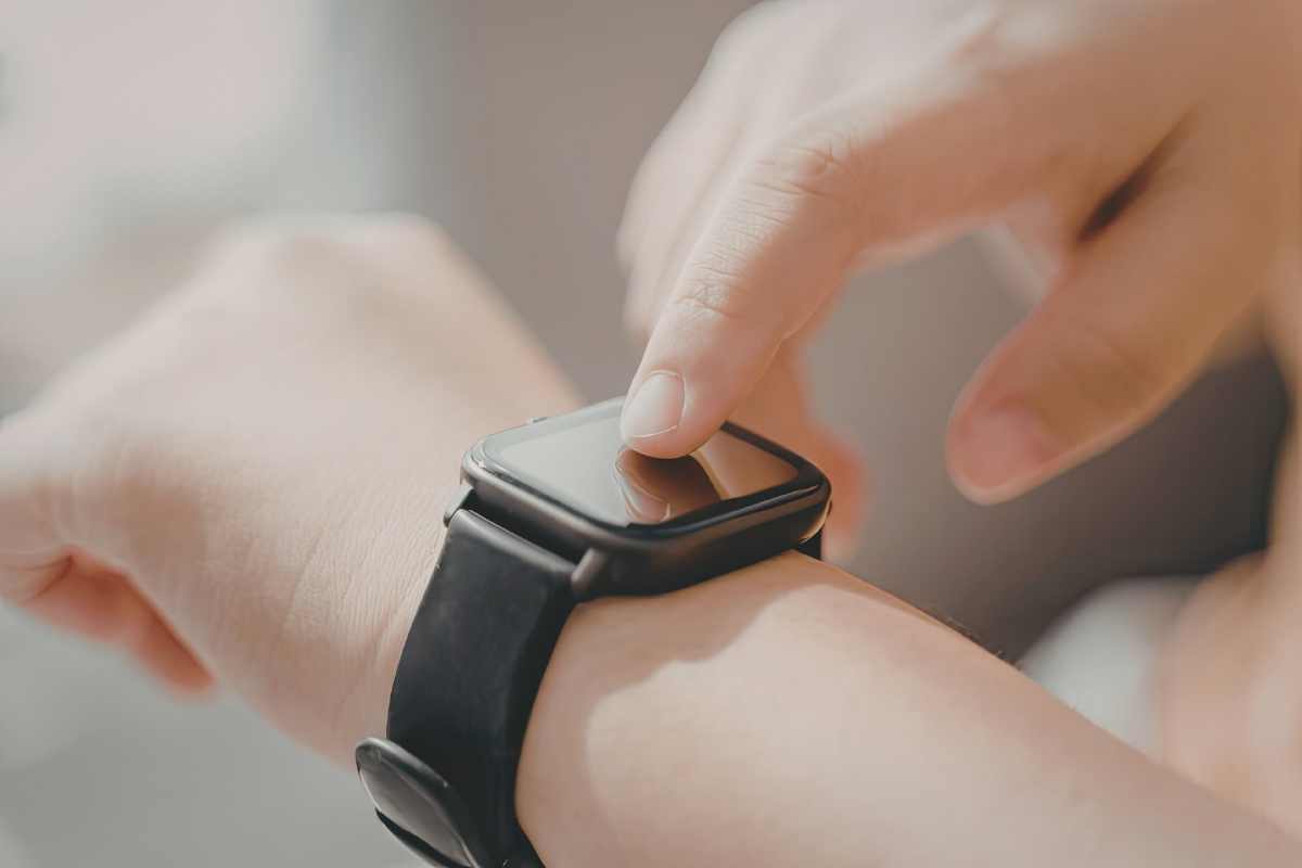 Sai perché gli smartwatch emettono quella luce verde per il battito cardiaco? Non lo immagini