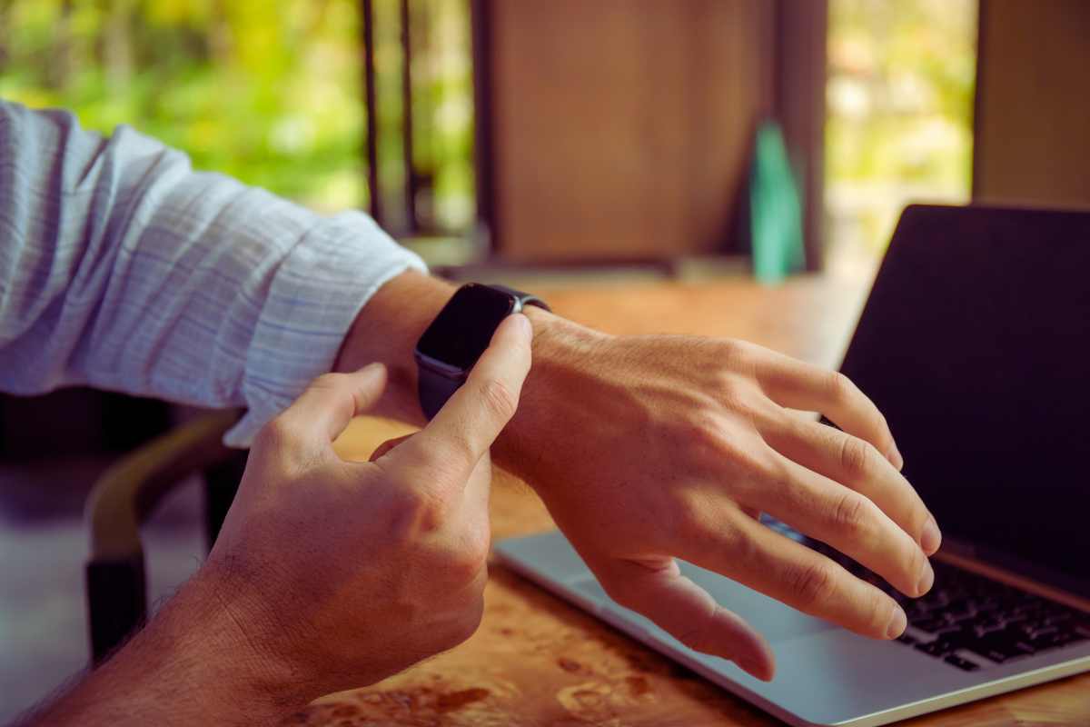 perché gli smartwatch emettono quella luce verde