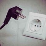 Hai notato questo foro nella presa elettrica? Ecco a cosa serve veramente