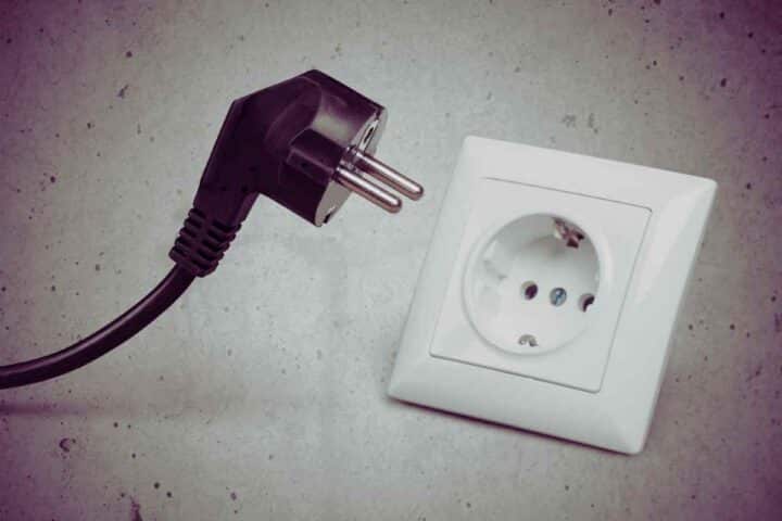 Hai notato questo foro nella presa elettrica? Ecco a cosa serve veramente