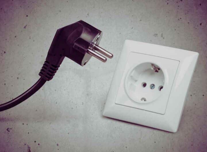 Hai notato questo foro nella presa elettrica? Ecco a cosa serve veramente