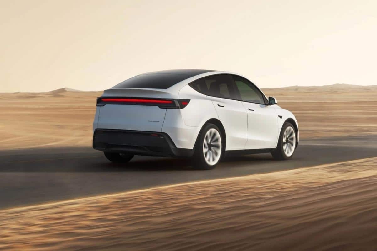 Da Los Angeles a New York senza toccare il volante: l'incredibile record di Tesla Full Self-Driving