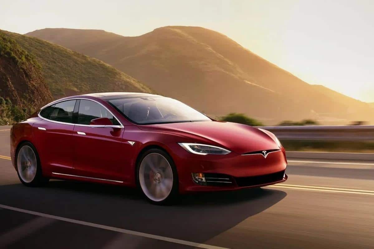 Da Los Angeles a New York senza toccare il volante: l'incredibile record di Tesla Full Self-Driving