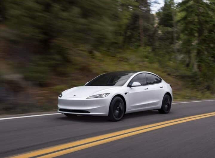 Da Los Angeles a New York senza toccare il volante: l'incredibile record di Tesla Full Self-Driving