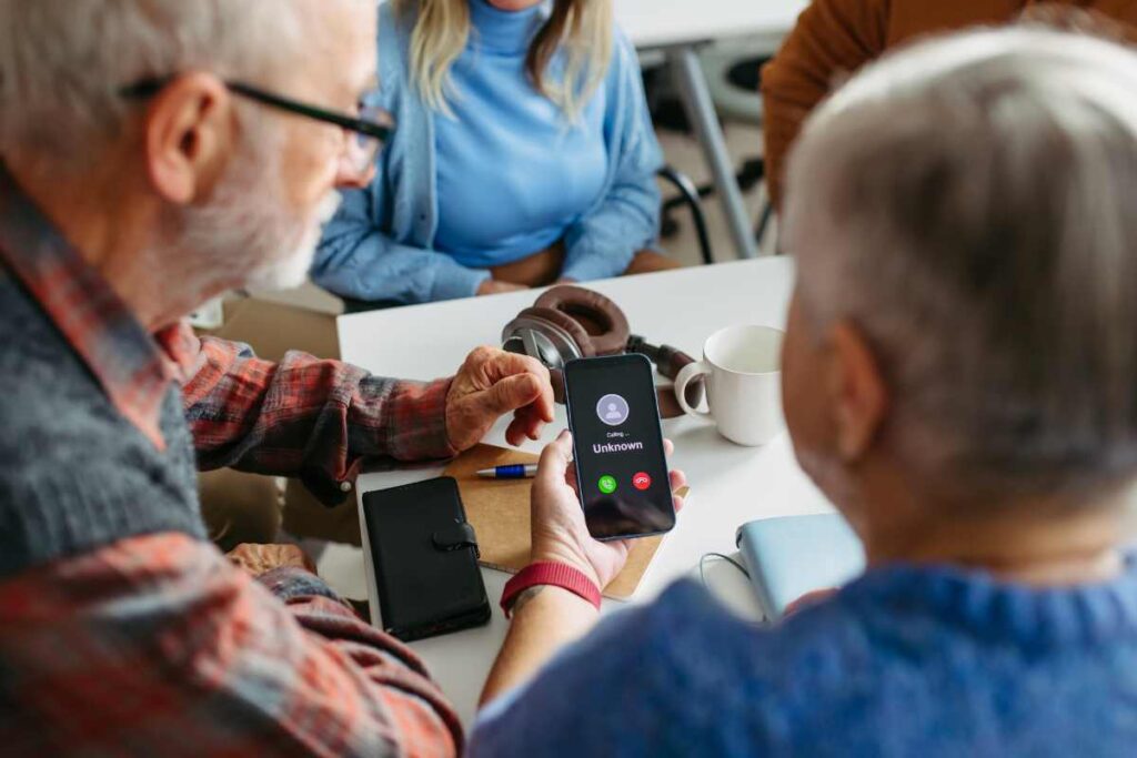 Il trucco geniale per riconoscere le truffe telefoniche prima di rispondere
