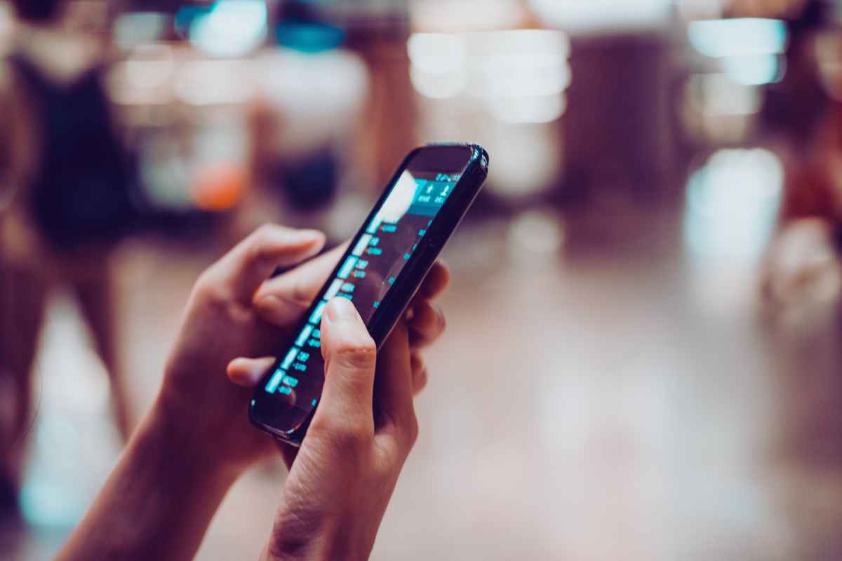 Cellulare vicino al corpo: le regole scientifiche da non sottovalutare