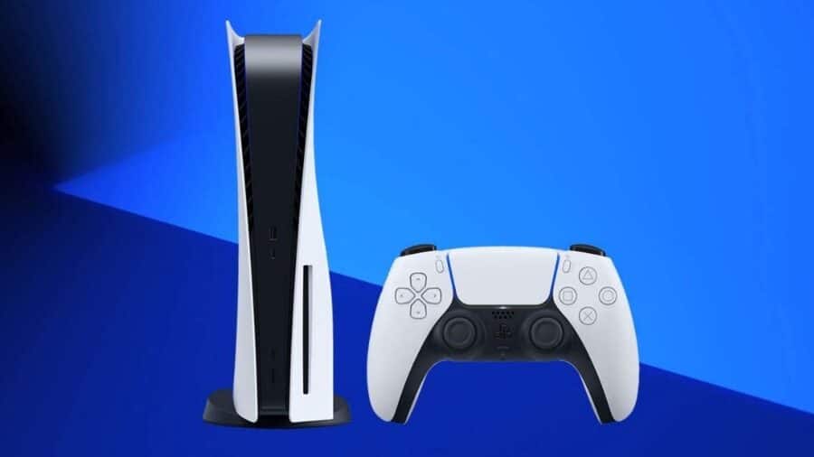 Una console PlayStation 5 in verticale accanto a un controller DualSense su sfondo blu.