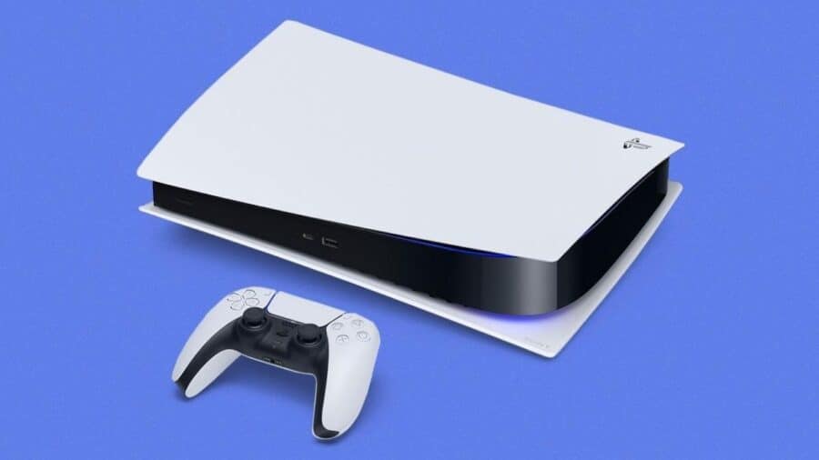 Una PlayStation 5 in posizione orizzontale con un controller DualSense davanti, su sfondo blu.