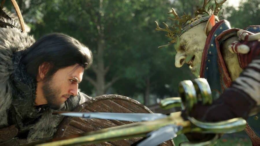 Primo piano di un guerriero impegnato in un duello ravvicinato contro una creatura mostruosa coronata, in una foresta illuminata dalla luce del sole.