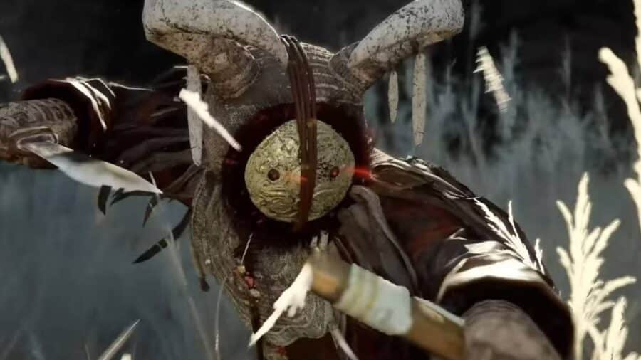 Un nemico mascherato con corna e occhi luminosi attacca in una scena di combattimento di Crimson Desert.