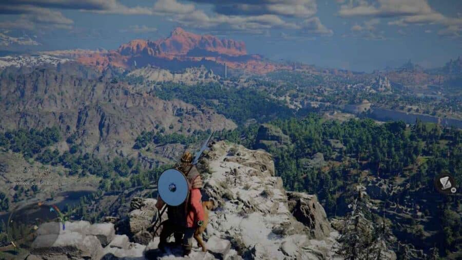 Personaggio osserva dall’alto un vasto paesaggio montano e boschivo in Crimson Desert