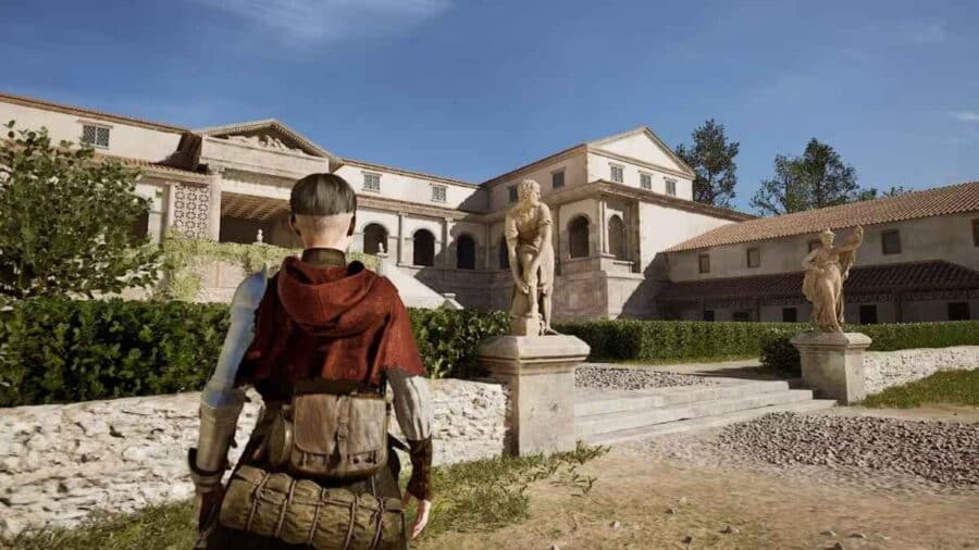 La protagonista esplora il cortile di una villa rinascimentale con statue e porticati in Ex Voto 1348.