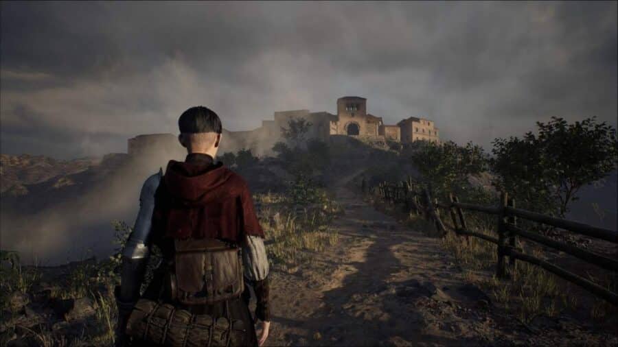 La protagonista cammina verso un edificio fortificato su una collina avvolta dalla nebbia in Ex Voto 1348.