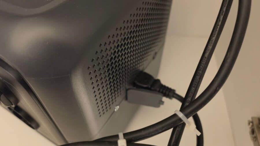 BLUETTI Elite 100 V2 vista frontale in posizione di installazione domestica, con cavo di alimentazione CA e cavo di uscita collegati alle prese standard EU