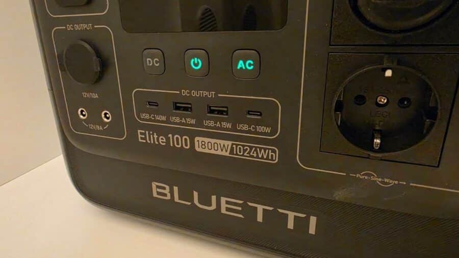 Pannello frontale del BLUETTI Elite 100 V2 con pulsanti DC e AC accesi, prese CA europee, porta USB-C 140W, due USB-A 15W e porta USB-C 100W visibili con etichette serigrafate