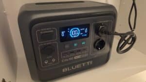 Display LCD del BLUETTI Elite 100 V2 acceso che mostra 100% di stato di carica, potenza in ingresso e uscita a zero watt, indicatori AC e GRID attivi, frequenza 50Hz