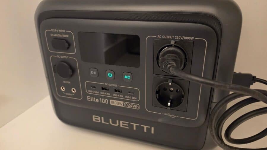 Dettaglio ravvicinato del pannello DC del BLUETTI Elite 100 V2 con etichette leggibili USB-C 140W, USB-A 15W, USB-A 15W, USB-C 100W, presa barrel 12V/10A e 12V/8A, pulsanti DC AC e power illuminati