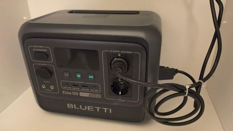 Pannello frontale del BLUETTI Elite 100 V2 con pulsanti DC e AC accesi, prese CA europee, porta USB-C 140W, due USB-A 15W e porta USB-C 100W visibili con etichette serigrafate