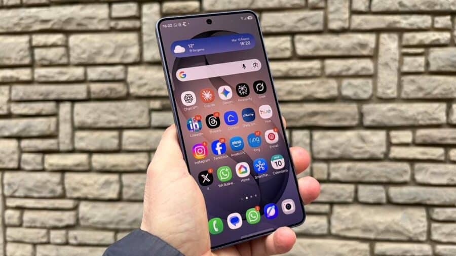 Samsung Galaxy S26 Ultra schermata home con widget meteo Bergamo e app installate