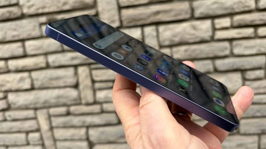 Galaxy S26 Ultra di lato che mostra lo spessore sottile da 7,9 mm