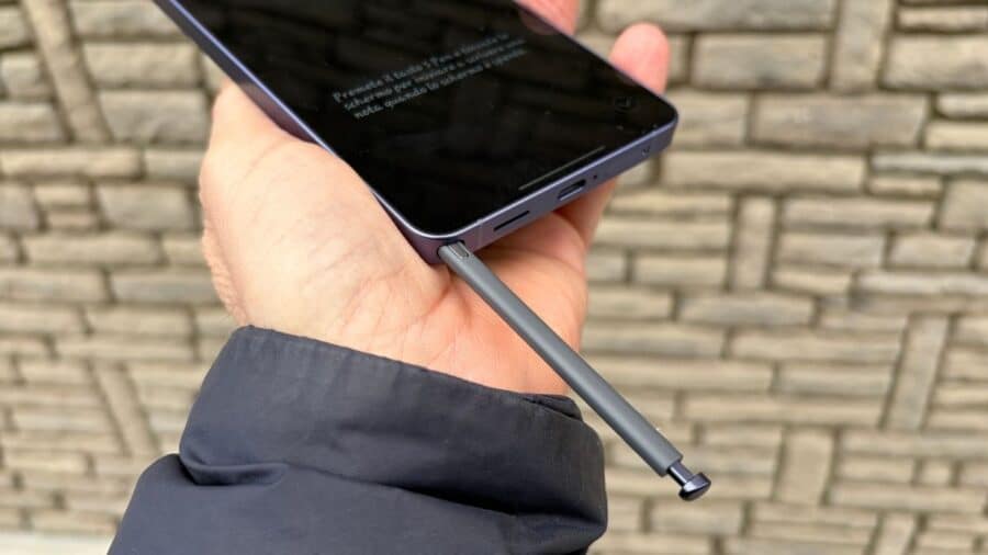 Samsung Galaxy S26 Ultra con S Pen estratta dal vano inferiore dello smartphone