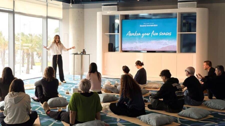 Persone in una stanza che meditano